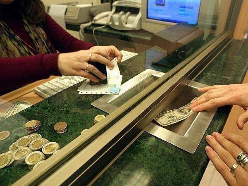 Economistas afirman que restringir la compra de d�lares aumenta la escasez
