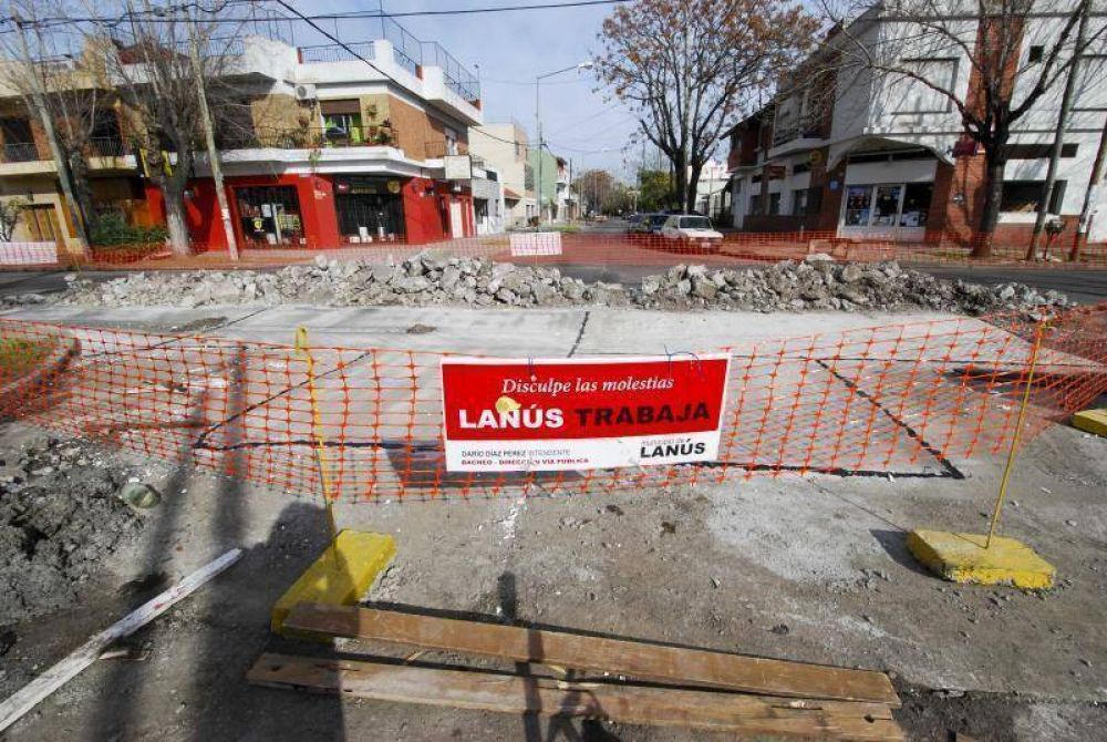 Lan�s Oeste: impulsan obras de bacheo y pavimentaci�n