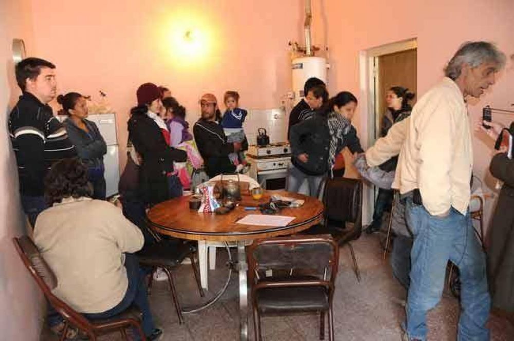 Siete familias reclaman viviendas y trabajo al municipio y la provincia