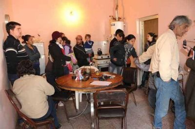 Siete familias reclaman viviendas y trabajo al municipio y la provincia