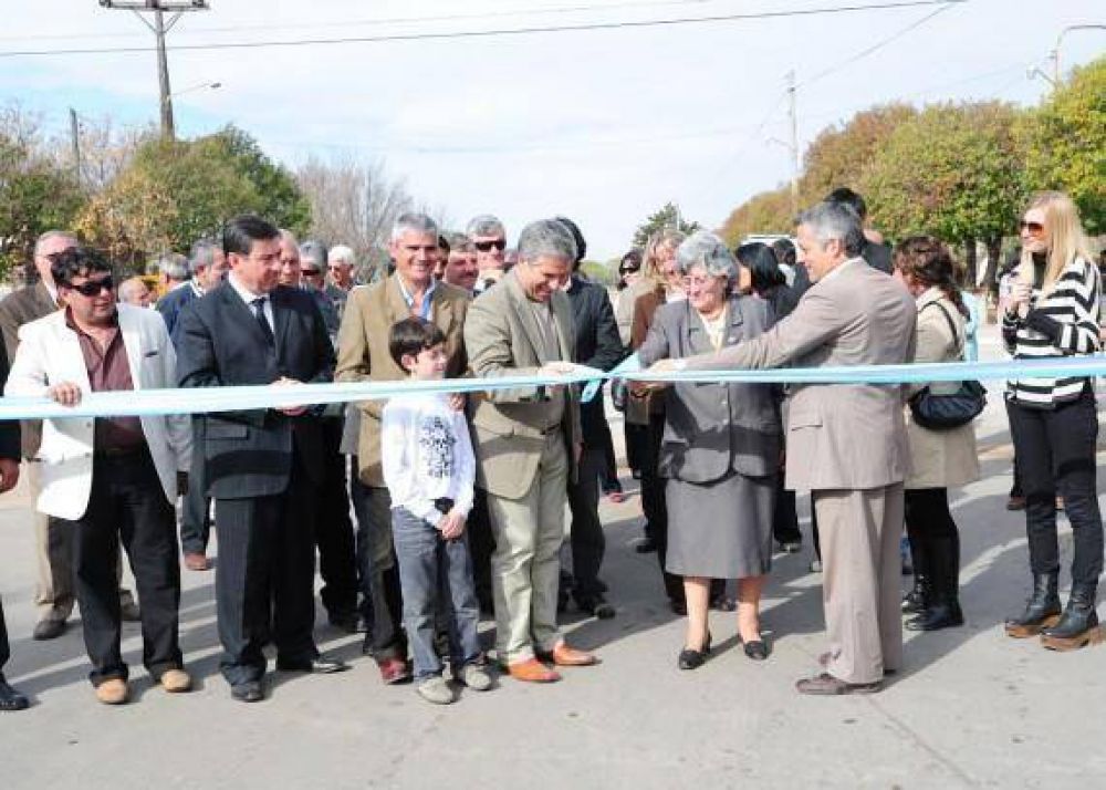 El progreso se afianza en San Pablo a partir de la inauguraci�n de nuevas cuadras de pavimento