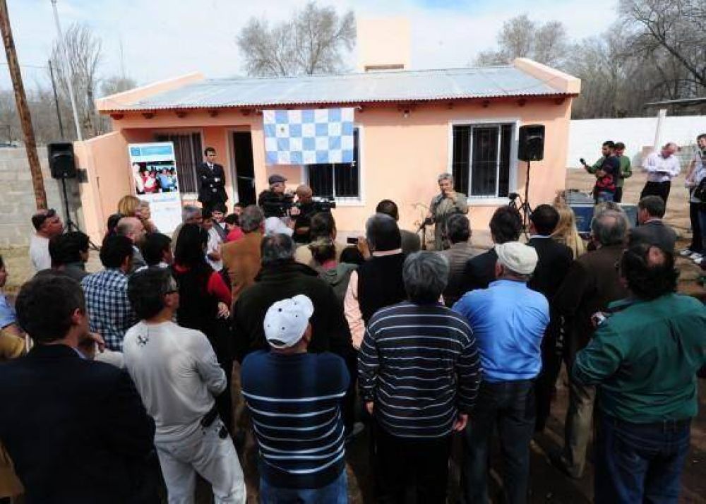 La Toma: Tres familias de Inclusi�n Social recibieron sus viviendas