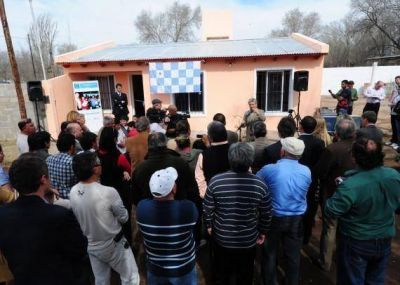 La Toma: Tres familias de Inclusi�n Social recibieron sus viviendas