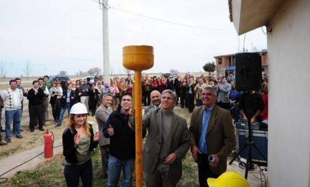 El Gobierno inaugur� el servicio de provisi�n de gas de tres barrios de La Toma