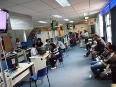 Hermetismo en el local de ANSeS ante el fallo que orden� su desalojo