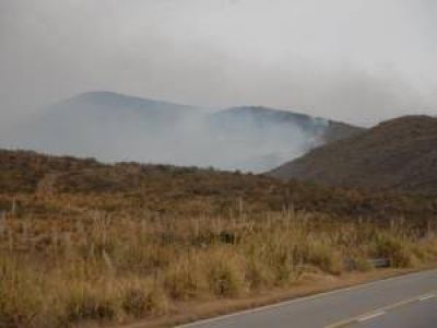 A pesar del trabajo de los bomberos, contin�a el incendio en Valle de Pancanta