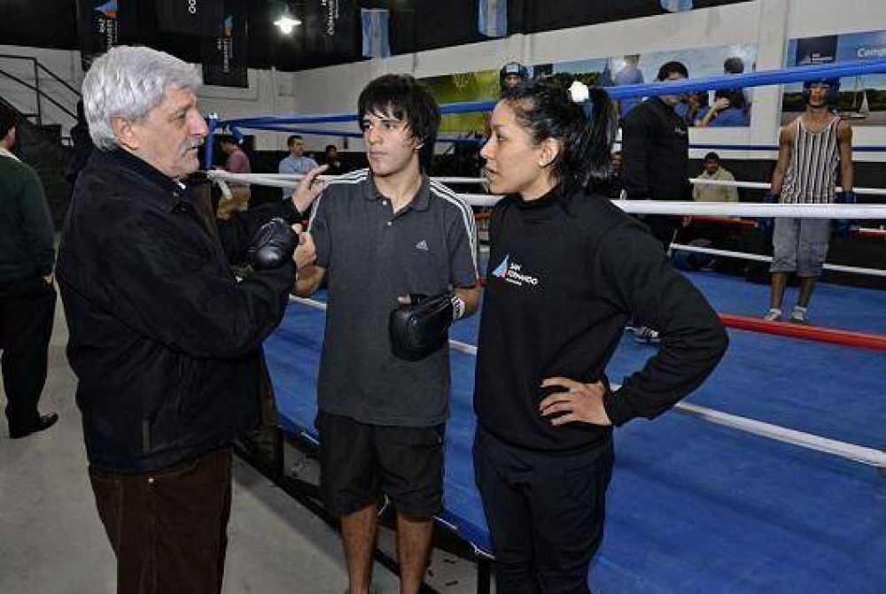 Vecinos de San Fernando disfrutan de la Escuela Municipal de Boxeo