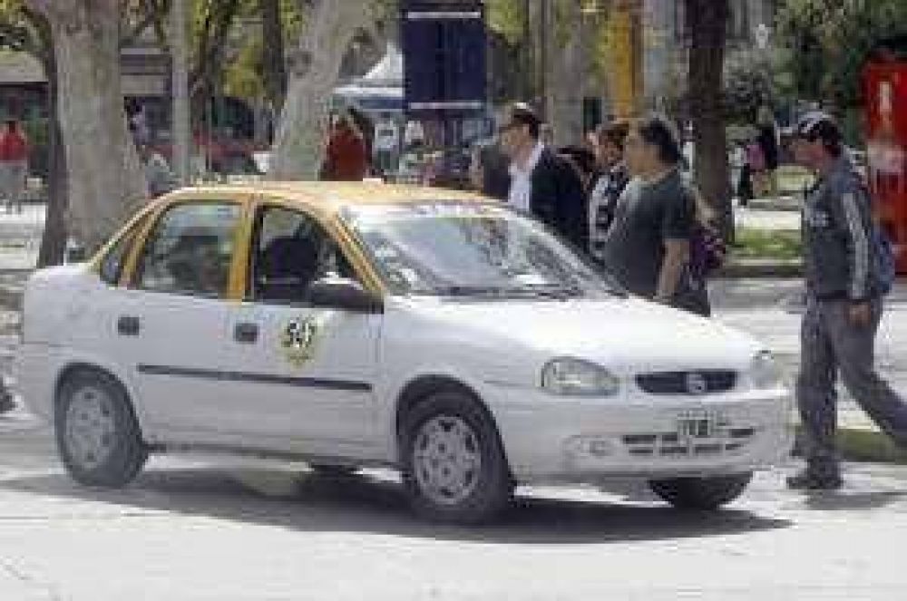 Taxis, con fotos y datos del chofer, en el asiento