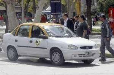 Taxis, con fotos y datos del chofer, en el asiento