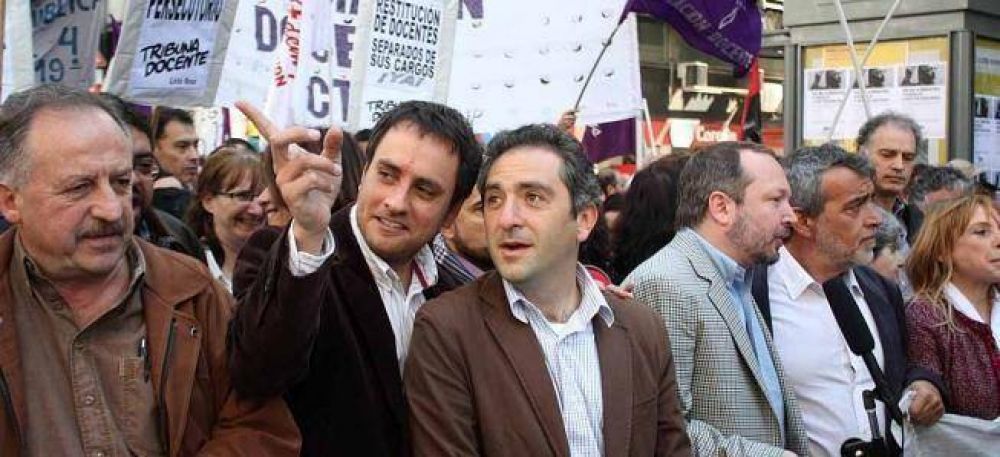 La C�mpora encabez� la marcha de los docentes contra Macri