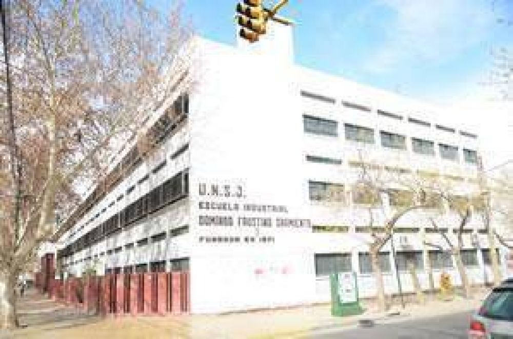 Investigar�n denuncias contra el director de la Industrial