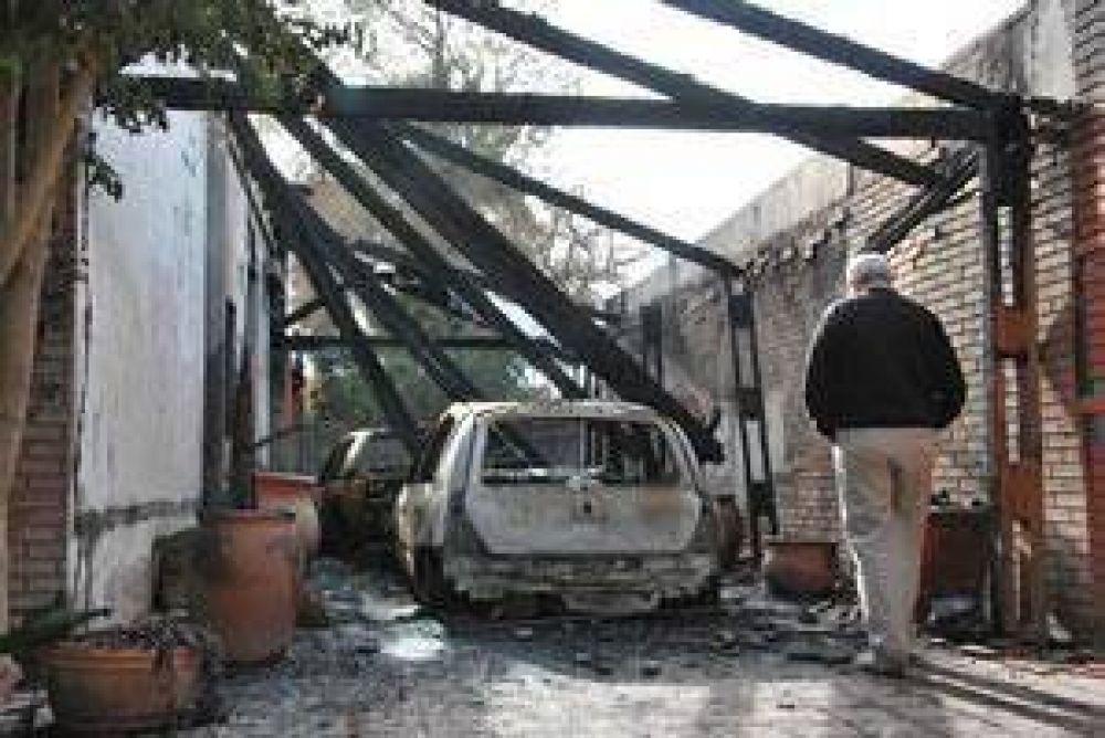 Una casa y dos autos consumidos por el fuego