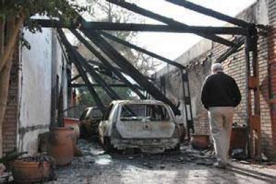 Una casa y dos autos consumidos por el fuego