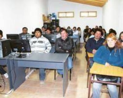 Barrick ayuda a que 80 adultos terminen el secundario