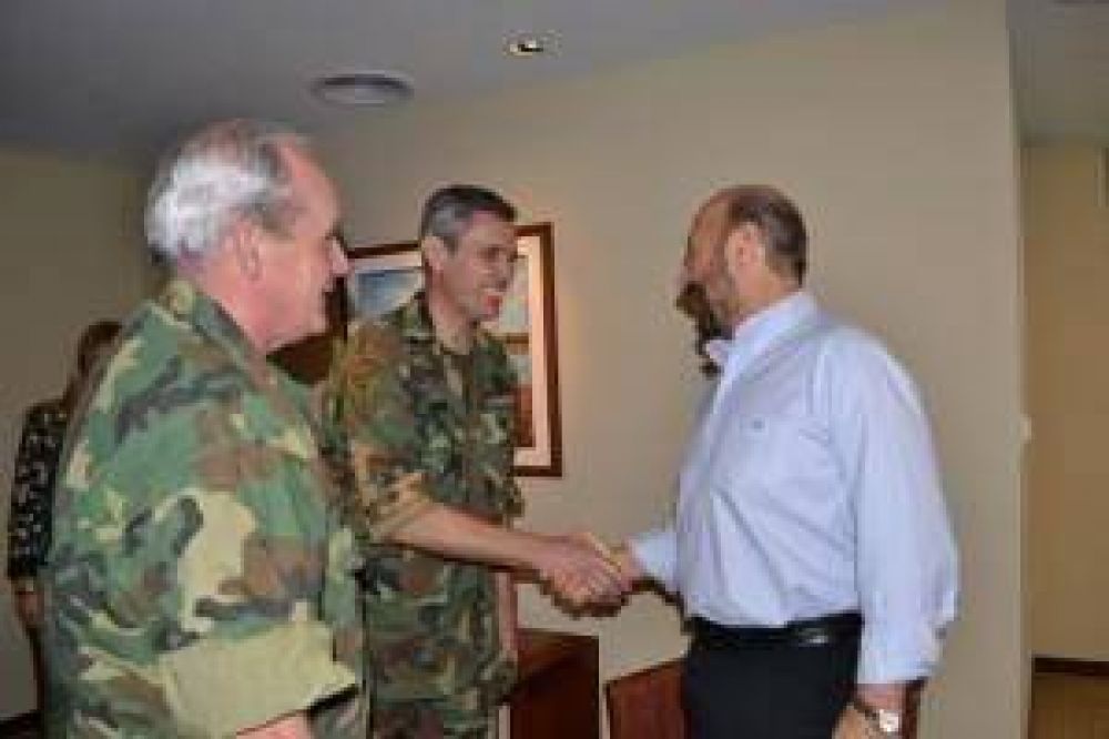 Gran despliegue operativo de paracaidistas del Ejercito en distintos puntos de la provincia