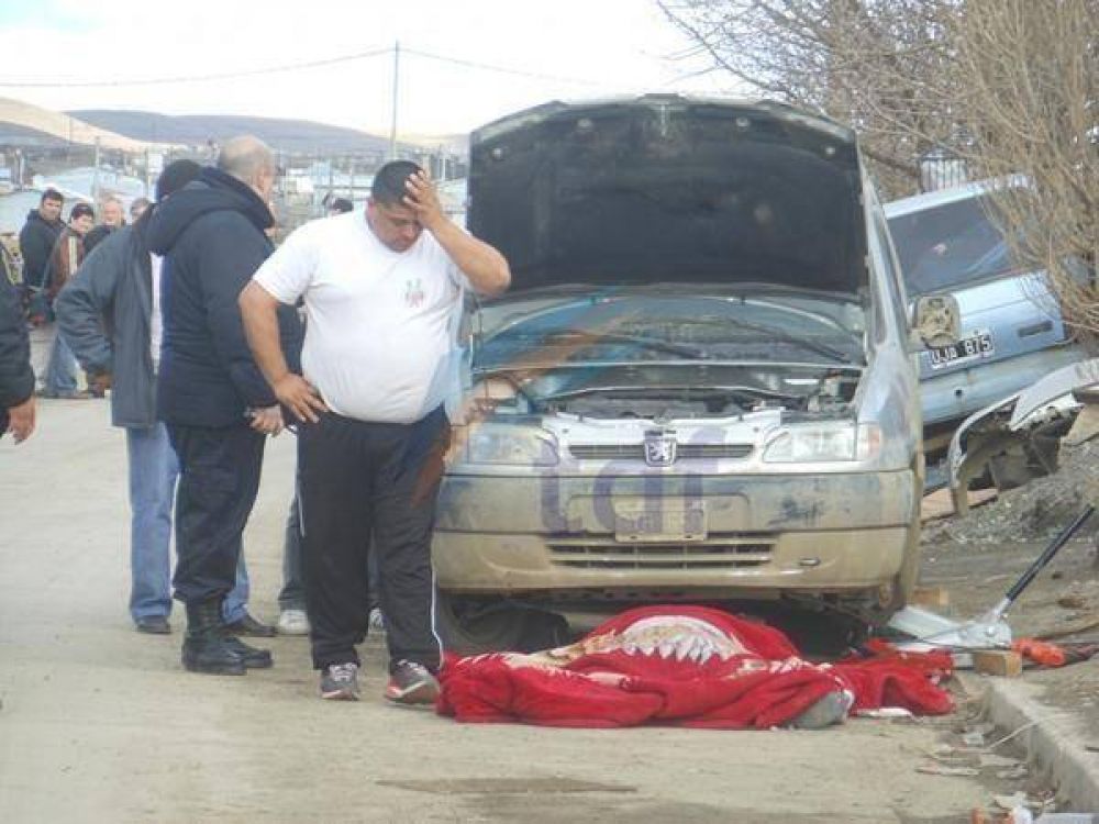 Hombre muri� aplastado por su auto cuando lo arreglaba 