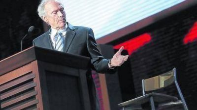 El show de Clint Eastwood eclips� a Romney y desat� una lluvia de cr�ticas de Hollywood