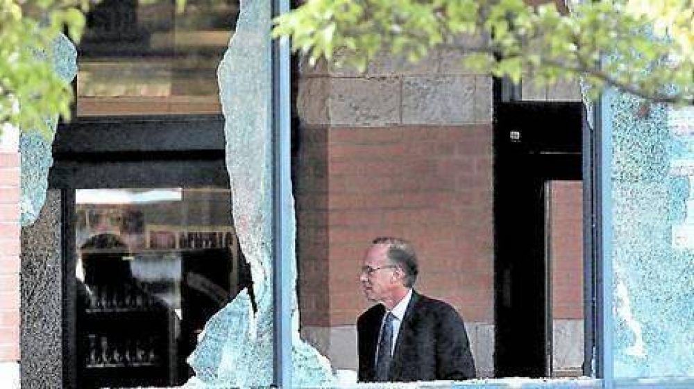 Un ex marine mat� a tiros a dos empleados de un s�per