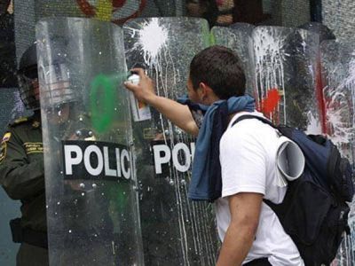 Mataron un polic�a en marcha estudiantil de Cali