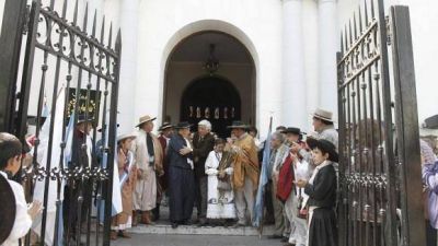 Gauchos tucumanos recorrieron a caballo las huellas del �xodo Juje�o