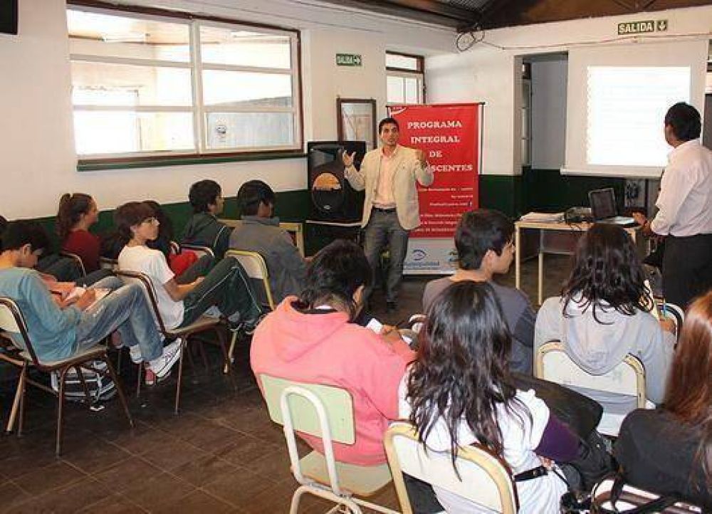 La Municipalidad realiz� taller de �Oratoria y Expresi�n Corporal�