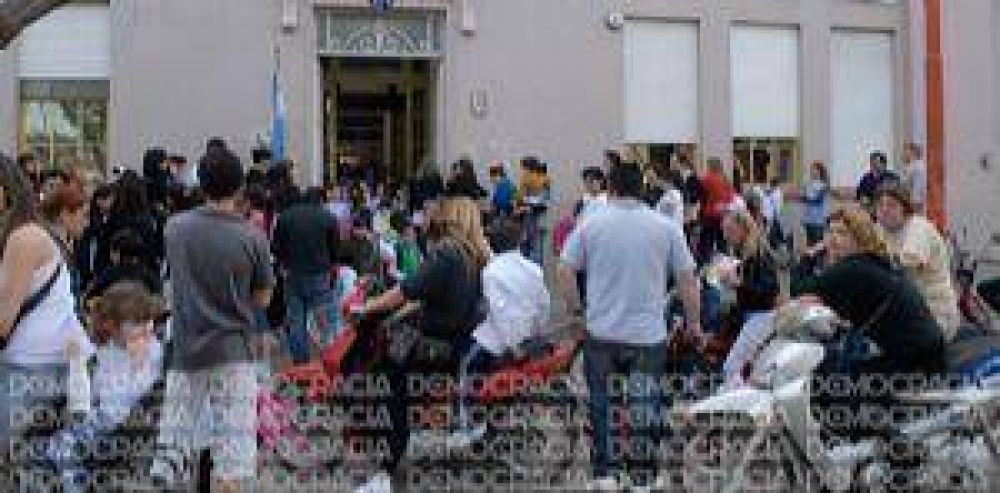 Lo golpearon a la salida de la escuela, se desmay� y tuvo que ser internado