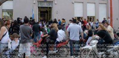 Lo golpearon a la salida de la escuela, se desmay� y tuvo que ser internado