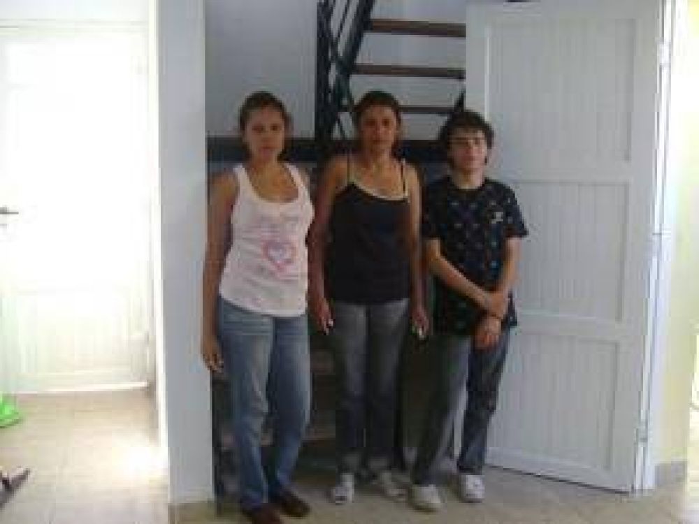 Con emoci�n familias beneficiadas con viviendas del PROMEBA vienen cumpliendo con su traslado