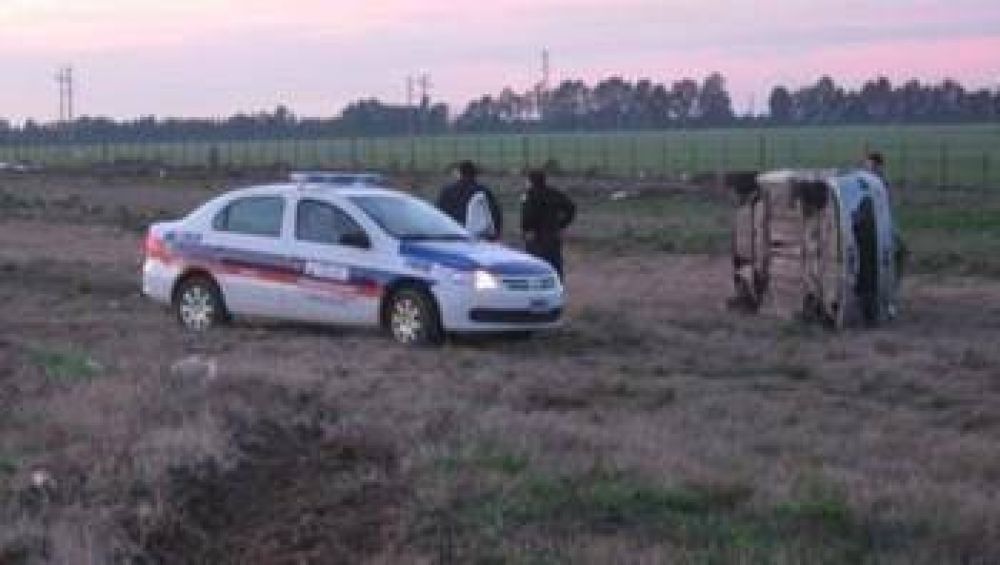 Un auto volc� en la autopista a Punta Alta