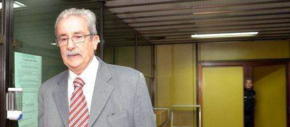 El ex juez Otero Alvarez, a Bouwer por complicidad con la dictadura