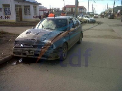 Automovilista choc� a un taxi que termin� con p�rdidas de GNC