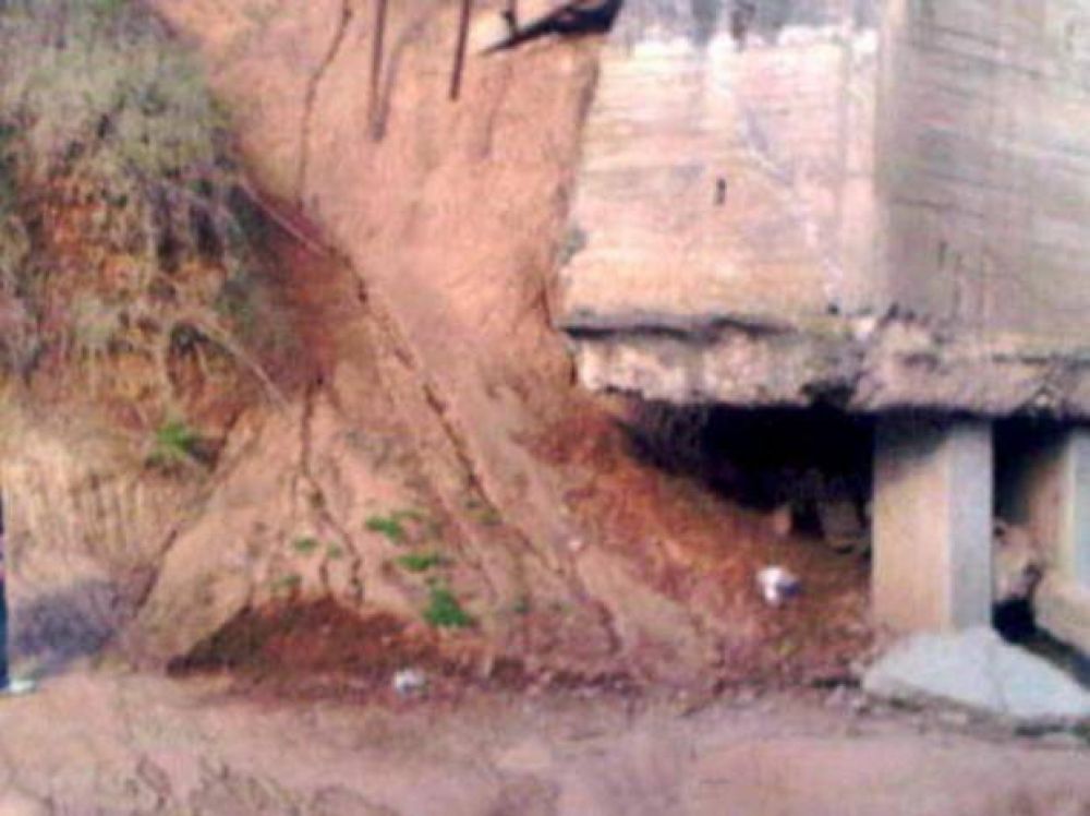 Alumnos no van a clases por un puente roto sobre el arroyo Ca�ada de G�mez