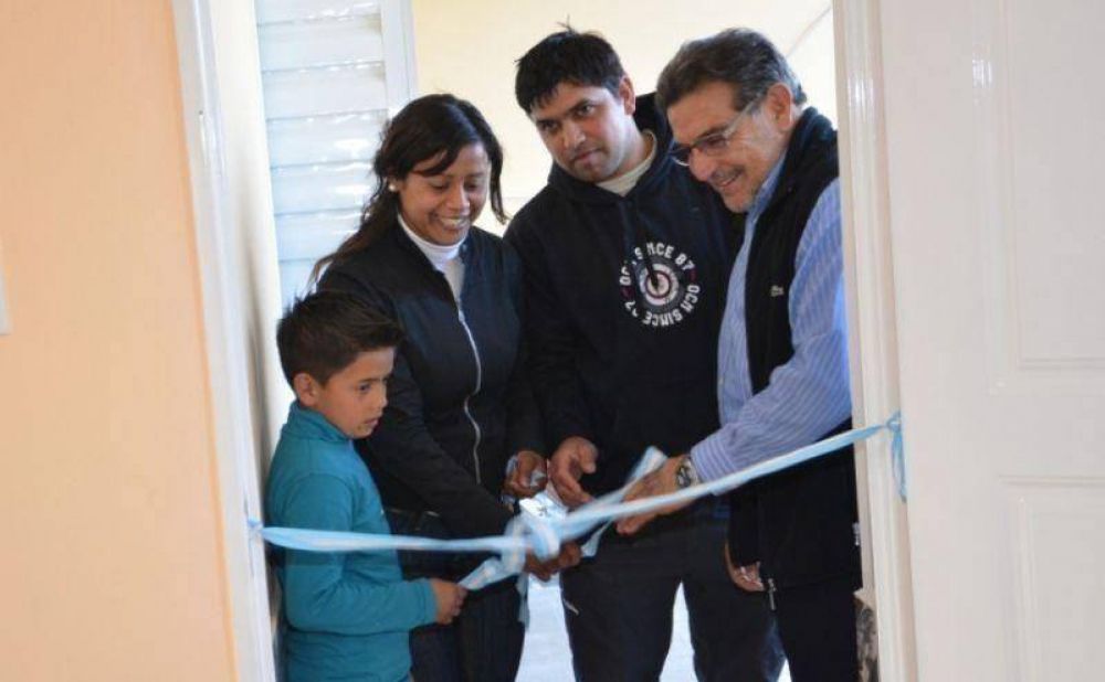 El gobernador entreg� vivienda
