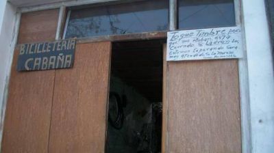 Se cans� de los robos, trabaja a puertas cerradas y les puso un cartel a los ladrones