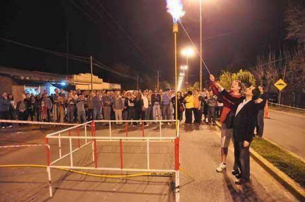 Qued� inaugurado el segundo tramo de la red de gas natural en Av. De Tomaso 
