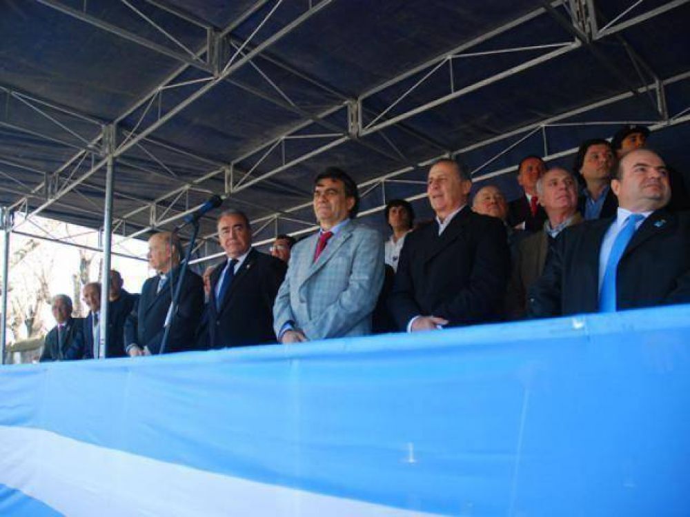 Desfile y anuncios de obras durante los festejos de Bernal
