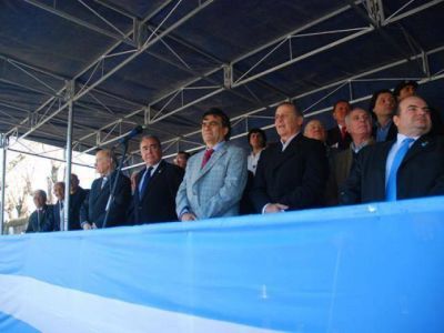 Desfile y anuncios de obras durante los festejos de Bernal