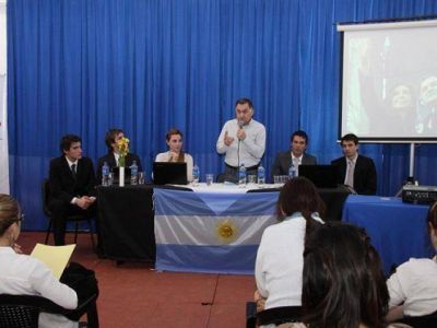 Julio Pereyra junto a j�venes militantes