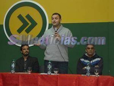 Daniel Ivoskus present� un peri�dico del partido Honestidad y Trabajo