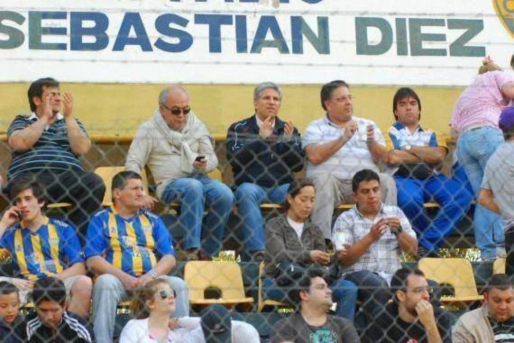 Poggi presenci� la victoria de Juventud ante Racing de Olavarria