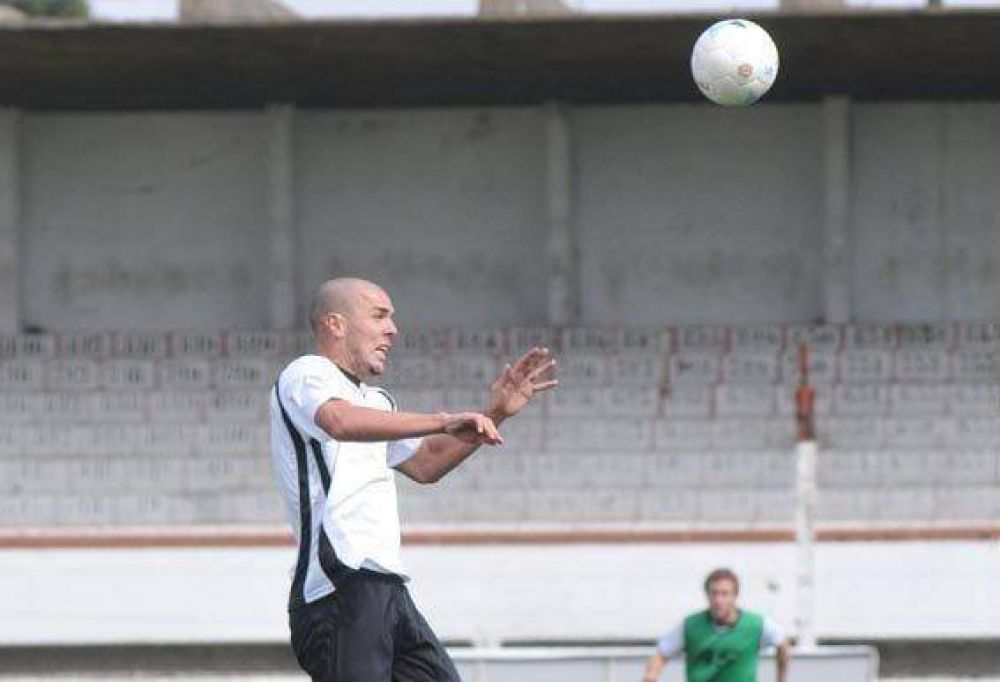 Santamarina igual� en cero en su debut como local