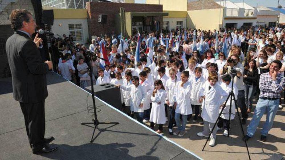 Inauguran una escuela especial, una planta de reciclado y un molino harinero en Segu�