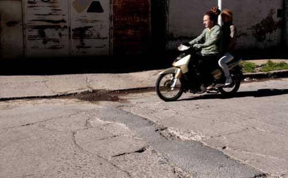 Falta de m�quinas y presupuesto retrasan el arreglo del asfalto