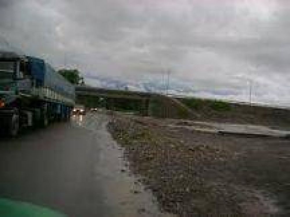 Ruta 51: Aguas del Norte prometi� obras y se levant� el corte