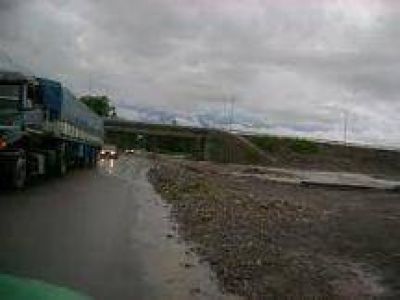 Ruta 51: Aguas del Norte prometi� obras y se levant� el corte