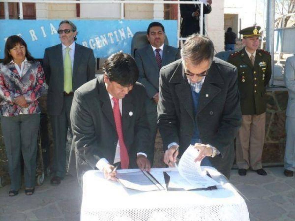  Firma de convenio en Abra Pampa