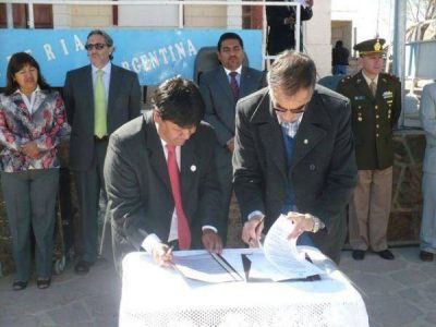  Firma de convenio en Abra Pampa
