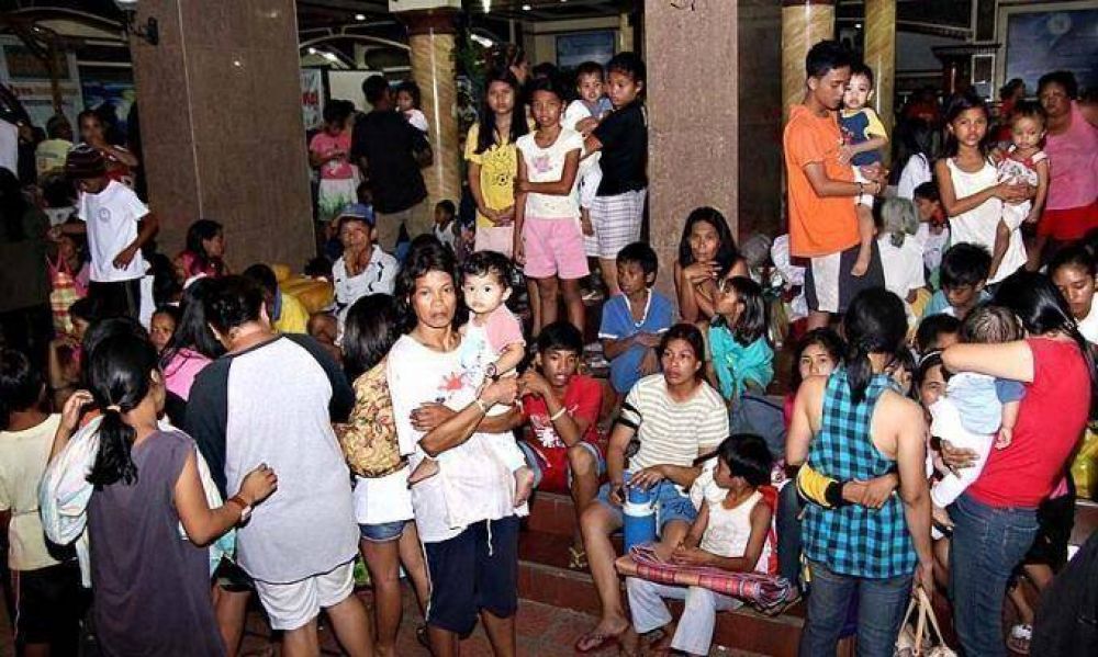Filipinos buscan ayuda tras los da�os causados por el sismo