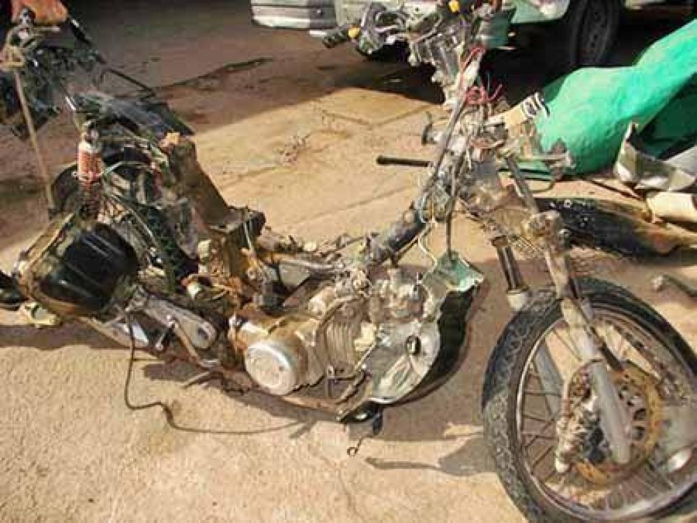 Un motociclista muri� y otro est� grave al ser chocados por un auto en la ruta 5