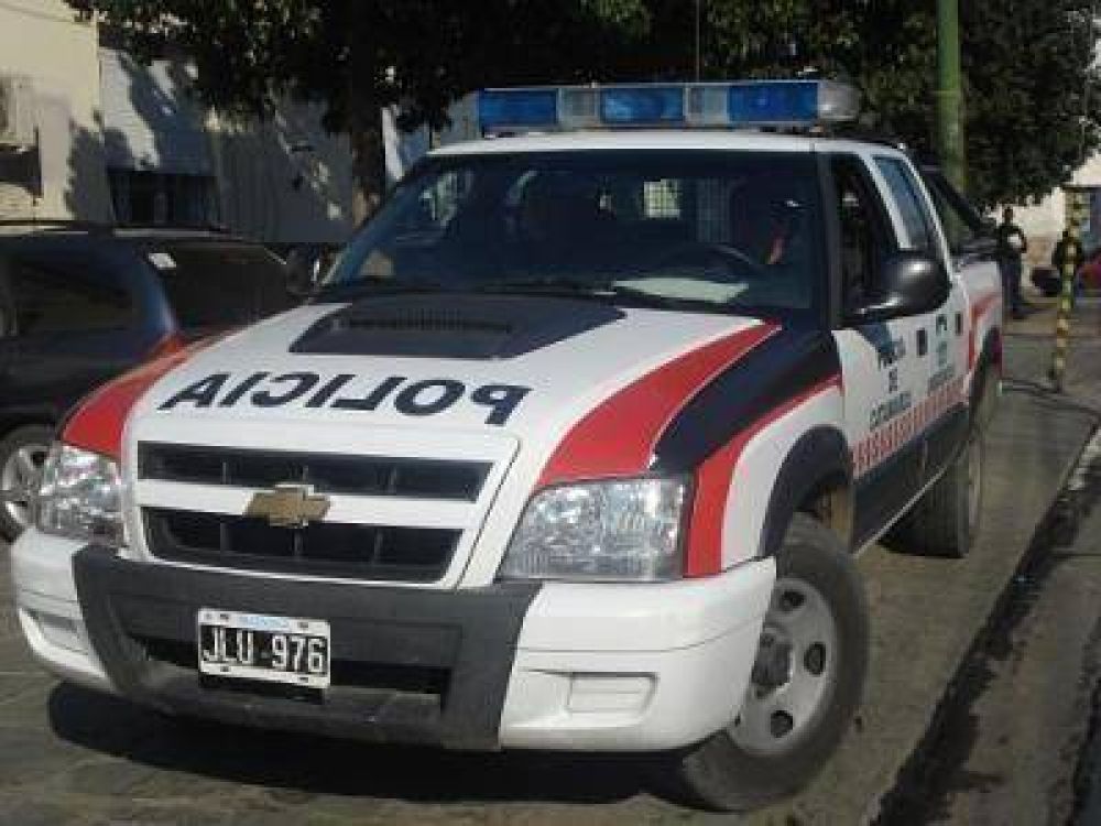 Dos adolescentes resultaron ilesos, tras impactar una camioneta contra la reja perimetral de una vivienda